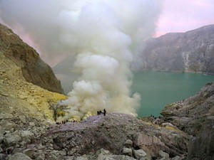 Kawah Ijen Dibuka Lagi Usai Karhutla, Begini Cara Dapat Tiketnya