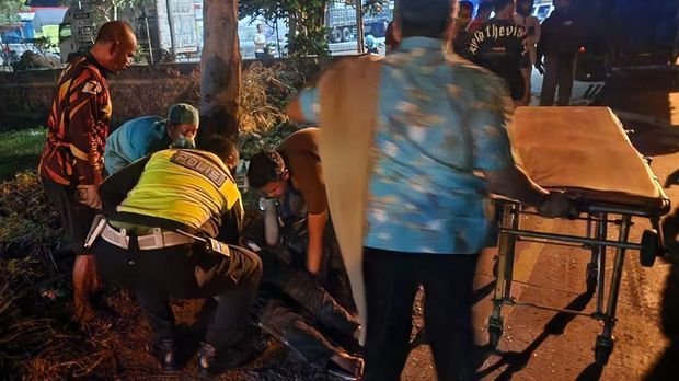 Kecelakaan beruntun 3 truk tewaskan seorang pemotor di Lamongan. Kecelakaan beruntun 3 truk tewaskan seorang pemotor di Lamongan.