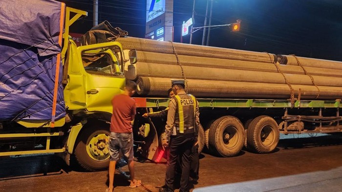 Kecelakaan beruntun 3 truk tewaskan seorang pemotor di Lamongan.