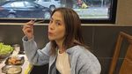 Keseruan Adhisty Zara, Ibu Baru yang Doyan Korean BBQ hingga Hot Pot