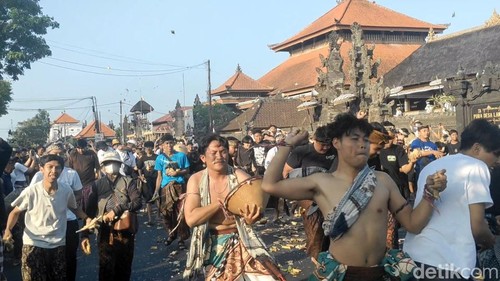 Keseruan warga dan wisatawan ikuti tradisi siat tipat bantal di Desa Adat Kapal, Kecamatan Mengwi, Badung, Sabtu sore (26/9/2026).