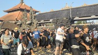 Saat Turis Bule di Bali Asyik Lempar-lemparan Ketupat