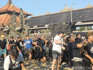 Saat Turis Bule di Bali Asyik Lempar-lemparan Ketupat