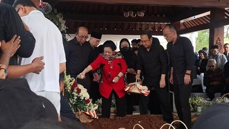 Momen Megawati-Sukmawati Tabur Bunga di Pusara Guruh Soekarnoputra