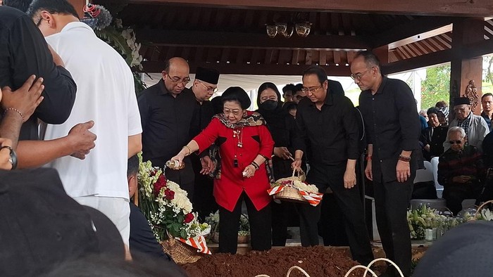 Ketua Umum PDI Perjuangan Megawati Soekarnoputri dan Sukmawati Soekarno Putri menghadiri pemakaman Adiknya, Gutuh Soekarnoputra.