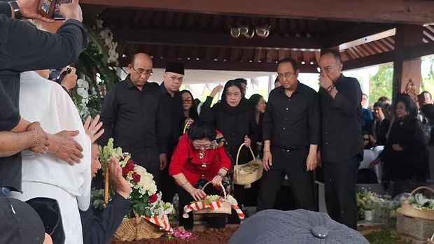 Ketua Umum PDI Perjuangan Megawati Soekarnoputri dan Sukmawati Soekarno Putri menghadiri pemakaman Adiknya, Gutuh Soekarnoputra.