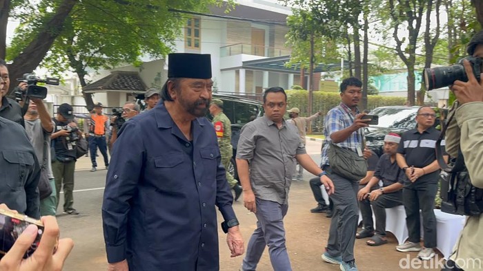 Ketum Partai NasDem Surya Paloh melayat ke rumah duka almarhum Guruh Soekarnoputra. Paloh mengenang Guruh sebagai sosok adik sekaligus sahabat dekat. (Rumondang/detikcom)