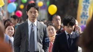 Tapi di saat yang sama, Nīide Toshiro dan Han Ki Joo harus bekerja sama untuk mengungkap siapa di balik aksi penculikan tersebut. (Foto: dok. Fuji TV/Channel A)