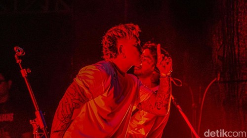 Killing Me Inside Re menjadi salah satu penampilan yang paling ditunggu pada hari pertama Pestapora 2026. Proyek musik yang digawangi Onadio Leonardo, Sansan Choa, dan Raka Cyril itu sukses menghadirkan suasana nostalgia di tengah riuh festival musik tahunan tersebut.