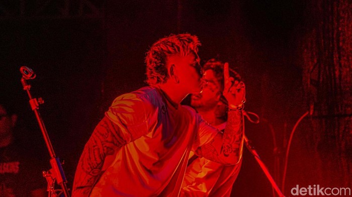 Killing Me Inside Re menjadi salah satu penampilan yang paling ditunggu pada hari pertama Pestapora 2026. Proyek musik yang digawangi Onadio Leonardo, Sansan Choa, dan Raka Cyril itu sukses menghadirkan suasana nostalgia di tengah riuh festival musik tahunan tersebut.