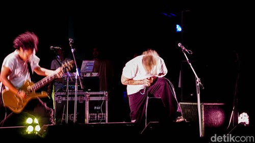 Killing Me Inside Re menjadi salah satu penampilan yang paling ditunggu pada hari pertama Pestapora 2026. Proyek musik yang digawangi Onadio Leonardo, Sansan Choa, dan Raka Cyril itu sukses menghadirkan suasana nostalgia di tengah riuh festival musik tahunan tersebut.