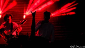 Penampilan bertajuk “Killing Me Inside Reunion” berlangsung hangat dan intim. SatSet Stage yang dirancang dengan konsep lebih dekat dengan penonton membuat suasana nostalgia semakin terasa.