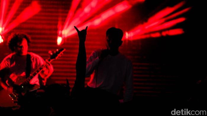 Killing Me Inside Re menjadi salah satu penampilan yang paling ditunggu pada hari pertama Pestapora 2026. Proyek musik yang digawangi Onadio Leonardo, Sansan Choa, dan Raka Cyril itu sukses menghadirkan suasana nostalgia di tengah riuh festival musik tahunan tersebut.