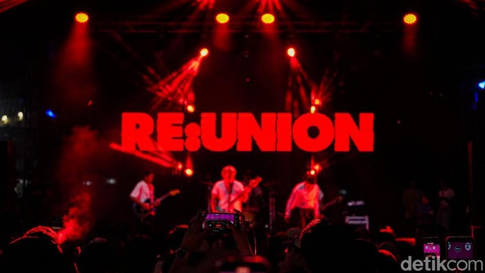 Killing Me Inside Re menjadi salah satu penampilan yang paling ditunggu pada hari pertama Pestapora 2026. Proyek musik yang digawangi Onadio Leonardo, Sansan Choa, dan Raka Cyril itu sukses menghadirkan suasana nostalgia di tengah riuh festival musik tahunan tersebut.