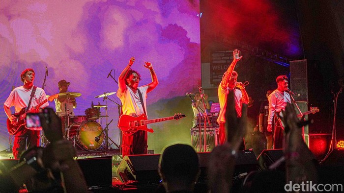 Killing Me Inside Re menjadi salah satu penampilan yang paling ditunggu pada hari pertama Pestapora 2026. Proyek musik yang digawangi Onadio Leonardo, Sansan Choa, dan Raka Cyril itu sukses menghadirkan suasana nostalgia di tengah riuh festival musik tahunan tersebut.