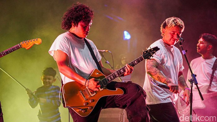 Killing Me Inside Re menjadi salah satu penampilan yang paling ditunggu pada hari pertama Pestapora 2026. Proyek musik yang digawangi Onadio Leonardo, Sansan Choa, dan Raka Cyril itu sukses menghadirkan suasana nostalgia di tengah riuh festival musik tahunan tersebut.