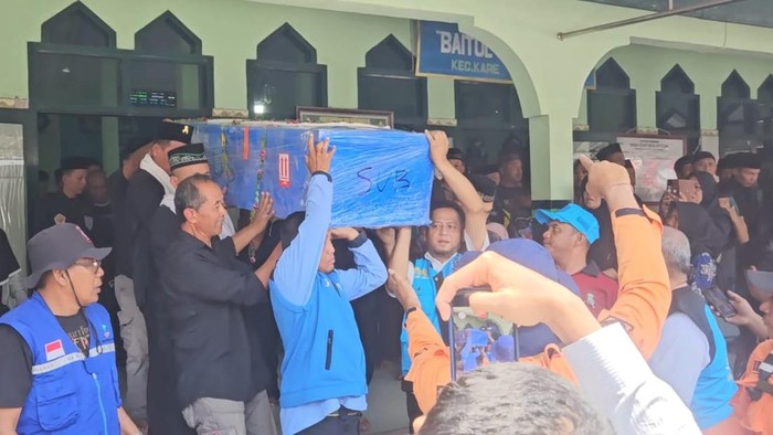 Peti janazah Taruno Hidayat (46), guru SD korban KM Virgo Transport 8 saat tiba di kampung halamannya di Kare, Madiun