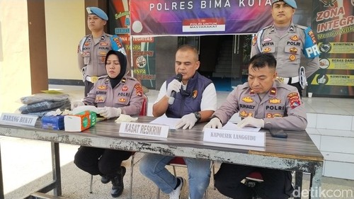 Konferensi pers kasus pembunuhan dan pemerkosaan di Pantai Wadu Baba, Kecamatan Langgudu, Kabupaten Bima, NTB, di Mapolres Bima Kota, Sabtu (26/9/2026).