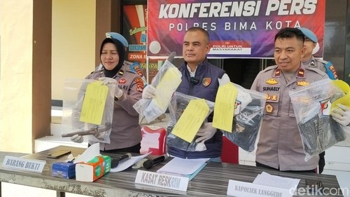 Konferensi pers kasus pembunuhan di Pantai Wadu Baba, Kecamatan Langgudu, Kabupaten Bima, NTB, di Mapolres Bima Kota Sabtu, (26/9/2026).