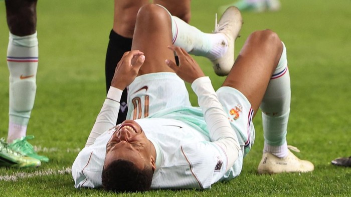 Soccer Football - Nations League - Group A - Turkey v France - Kocaeli Stadium, Kocaeli, Turkey - September 25, 2026 Frances Kylian Mbappe reacts on the ground injured after he scores their first goal REUTERS/Murad Sezer