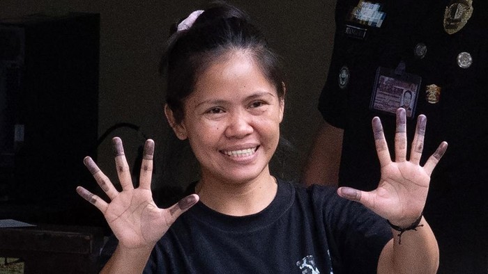 Mary Jane Veloso saat akan menjalani sisa hukuman di penjara Manila usai dipulangkan ke negaranya pada Desember 2024 lalu (dok. AFP/TED ALJIBE) 