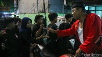 Para murid bersalaman dengan guru usai menjalani latihan. Silat cingkrik begitu masyhur di Jakarta. Silat cingkrik merupakan silat turun-temurun dari keluarga sejak 1959, kemudian berkembang dan dikenal semakin luas.