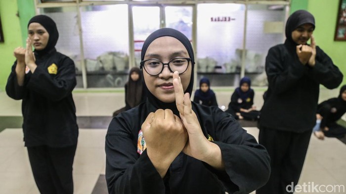 Silat Cingkrik terus diwariskan lintas generasi di Rawa Belong, Jakarta Barat. Anak-anak hingga remaja rutin berlatih demi menjaga warisan budaya Betawi.
