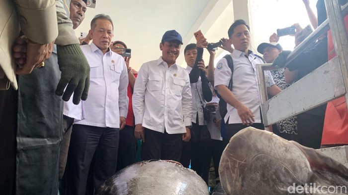 Menteri Kelautan dan Perikanan (MenKP) Sakti Wahyu Trenggono meninjau KNMP Tongke-Tongke, Kabupaten Sinjai.