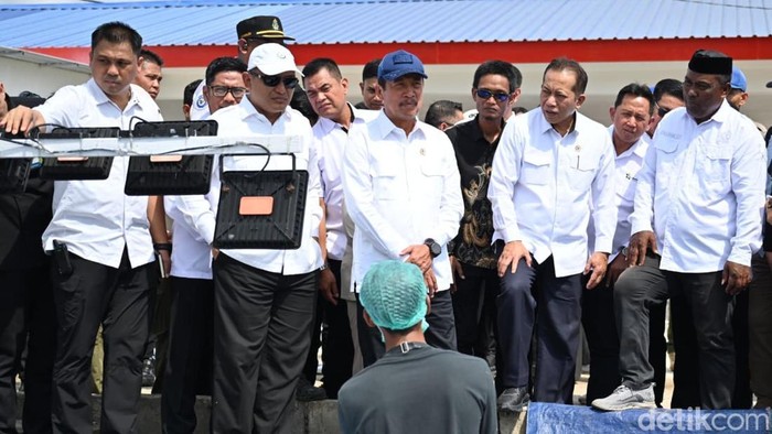 Menteri Kelautan dan Perikanan Sakti Wahyu Trenggono dan bersama Menteri Koperasi Ferry Joko Juliantono berbincang bersama nelayan KNMP Tongke-Tongke Sinjai.