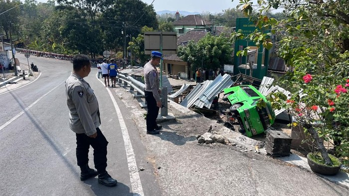 Mobil Elf yang mengalami kecelakaan di Jalan Ngawen-Cawas, Bundelan, Tancep, Ngawen, Gunungkidul, Sabtu (26/9/2026)
