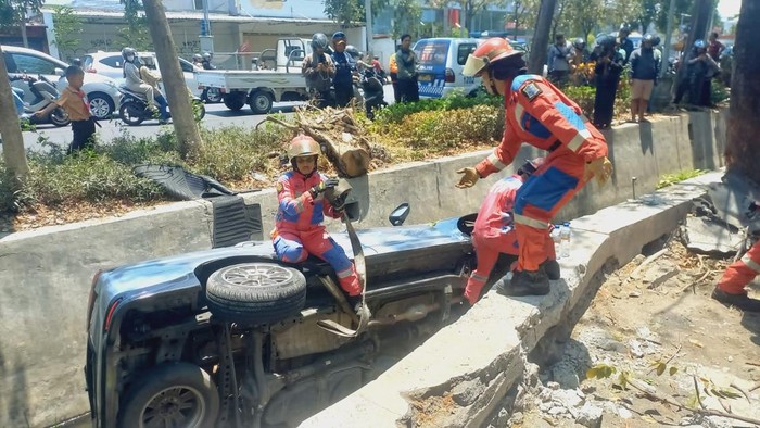 Evakuasi mobil Toyota Innova Reborn tercebur selokan di Jalan A Yani Surabaya