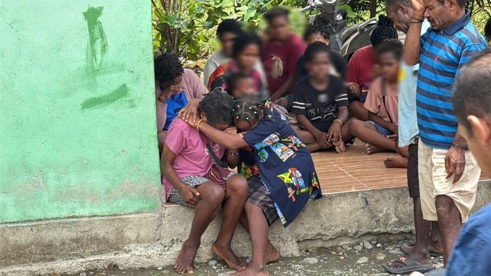 Momen haru saat salah satu korban penyanderaan KKB, Demerina Uamang kembali ke pelukan keluarga di Mimika.