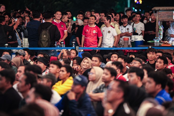 Momen Luthfi Nobar Timnas Bareng Ribuan Warga di Kantor Gubernur