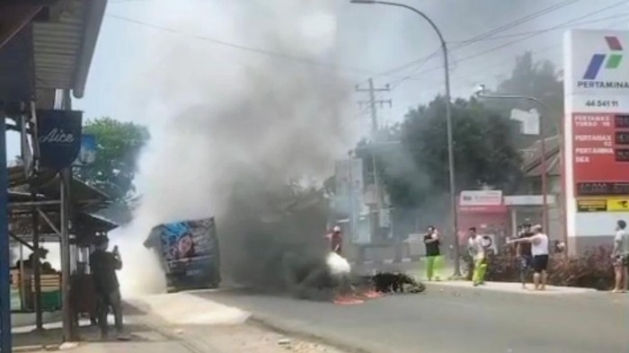 Motor dan mobil terlibat kecelakaan di Jalan Purworejo - Magelang  hingga terbakar.