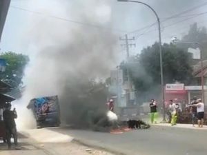 Detik-detik Motor dan Mobil Tabrakan hingga Terbakar di Purworejo
