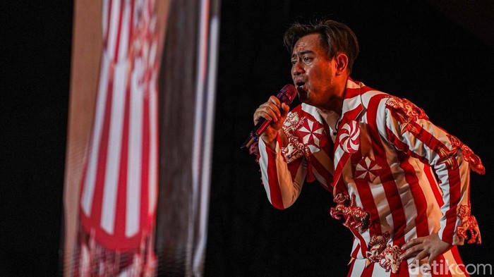 Nassar kembali mencuri perhatian saat tampil di Pestapora 2026. Penyanyi dangdut tersebut tampil nyentrik dengan mengenakan kostum bertema komidi putar yang langsung menjadi sorotan penonton.