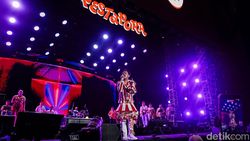 Nassar Bikin Heboh Pestapora dengan Kostum Komidi Putar
