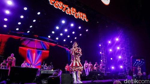 Nassar kembali mencuri perhatian saat tampil di Pestapora 2026. Penyanyi dangdut tersebut tampil nyentrik dengan mengenakan kostum bertema komidi putar yang langsung menjadi sorotan penonton.