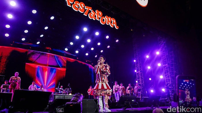Nassar kembali mencuri perhatian saat tampil di Pestapora 2026. Penyanyi dangdut tersebut tampil nyentrik dengan mengenakan kostum bertema komidi putar yang langsung menjadi sorotan penonton.