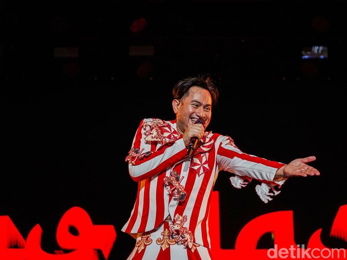 Nassar kembali mencuri perhatian saat tampil di Pestapora 2026. Penyanyi dangdut tersebut tampil nyentrik dengan mengenakan kostum bertema komidi putar yang langsung menjadi sorotan penonton.