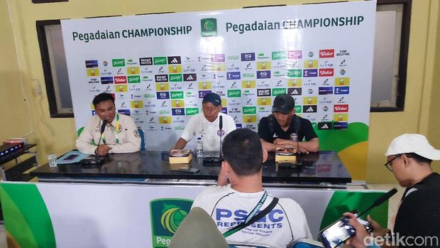 Pelatih PSGC Ciamis saat memberikan keterangan usai pertandingan di press con Stadion Galuh, Ciamis. Pelatih PSGC Ciamis saat memberikan keterangan usai pertandingan di press con Stadion Galuh, Ciamis.