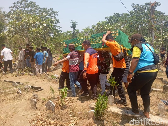 Jenazah Mahmud Sahudi, korban KM Virgo Transport 8, dimakamkan di kampung halamannya di Jember setelah berhasil diidentifikasi tim DVI Polda Kalimantan Selatan.