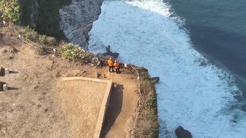 Pencarian WNA Rusia yang diduga hilang oleh tim SAR gabungan di Tanjung Mebulu Pecatu Bali. (Dok. Kantor Pencarian dan Pertolongan Denpasar)