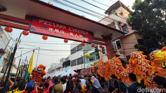 Peresmian Gapura Pecinan Cirebon dan Festival Kue Bulan
