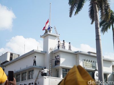 Suasana saat perobekan bendera Belanda di Hotel Yamato atau yang saat ini bernama Hotel Majapahit.