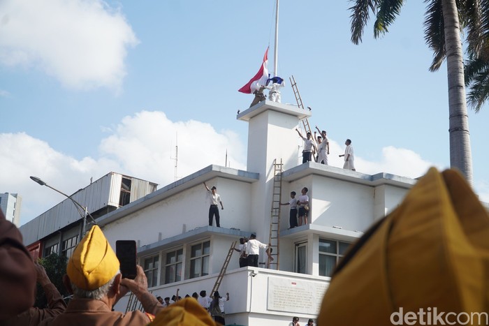 Suasana saat perobekan bendera Belanda di Hotel Yamato atau yang saat ini bernama Hotel Majapahit.