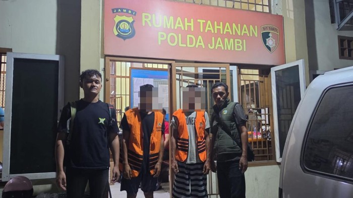 Petugas Kemenhut mengamankan kayu aktivitas pembalakan liar di TN Berbak dan Sembilang, Jambi