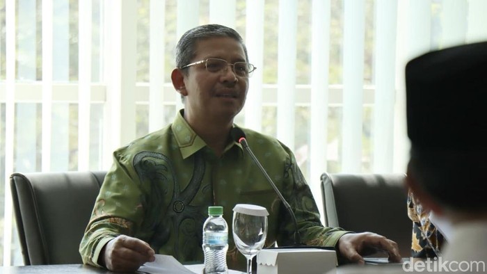 Plt Rektor UINSA Prof Suyitno saat menyampaikan keterangan terkait pembenahan polemik internal kampus.