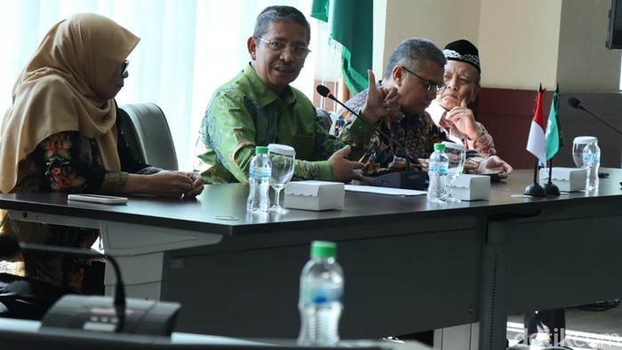 Plt Rektor UINSA Prof Suyitno saat menyampaikan keterangan terkait pembenahan polemik internal kampus.