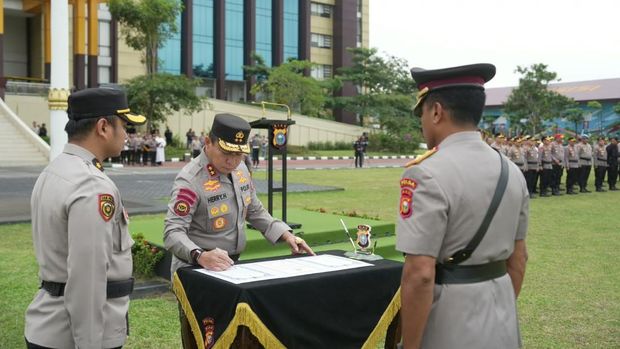 Polda Riau menggelar sertijab Wakapolda Polda Riau menggelar sertijab Wakapolda. Jabatan Wakapolda Riau kini resmi diduduki oleh Brigjen Simson Zet Ringu.